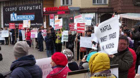 «Нам надо просто доработать до пенсии». В Воронеже прошел пикет против сноса рынков