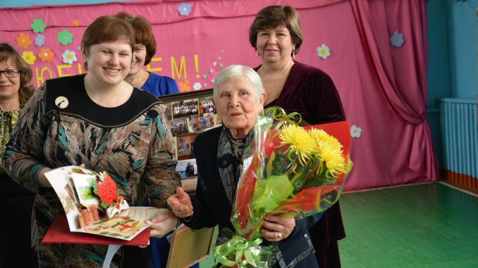 Поворинскую учительницу с 90-летием поздравили большим концертом
