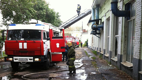 Для тушения пожара на тепловозоремонтном заводе в Воронеже задействовали 58 человек