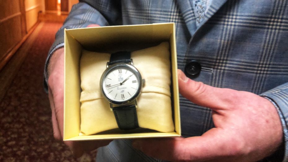 Водитель воронежской маршрутки получил именные часы от мэра
