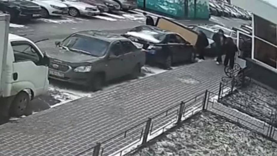 В воронежском ЖК «Озерки» неизвестные уронили на автомобиль диван