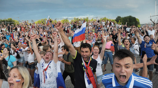 Обзор РИА «Воронеж». Кто болел за сборную России на Адмиралтейской площади