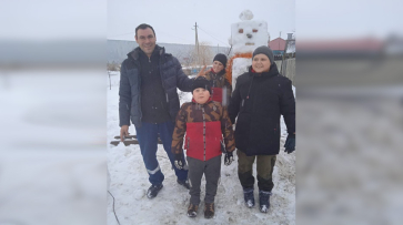 Терновская семья слепила снеговиков по мотивам игры Minecraft