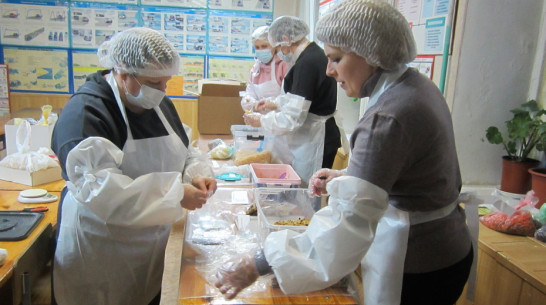 В Калаче волонтеры приготовили и отправили 600 порций «сухого борща» бойцам СВО
