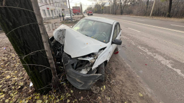 В Воронеже Datsun столкнулся с Hyundai и врезался в дерево: погибла женщина