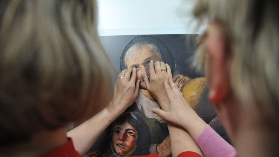 В Воронеже выставили тактильные картины для незрячих людей