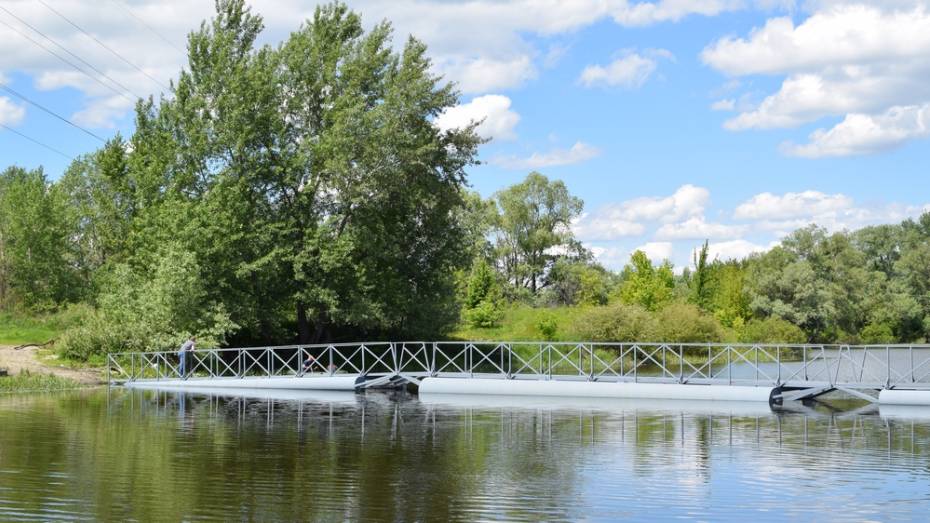 В Борисоглебске установили отремонтированный понтонный мост через реку Ворону