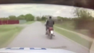Эпичный уход пьяного мотоциклиста от полиции сняли на видео в Воронежской области