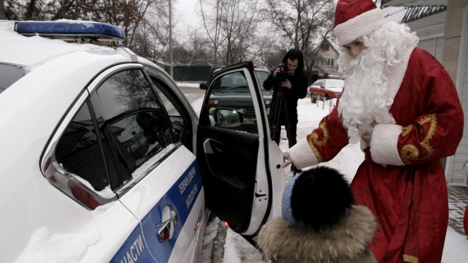 В Воронеже Дед Мороз покатал сына парализованной женщины на полицейской машине