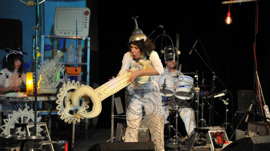 Белорусский кабаре-бэнд сыграл в Воронеже на швабробасе и ведродраме