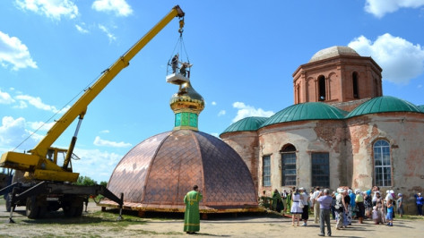 В калачеевском селе установили крест и купол на восстанавливающийся храм
