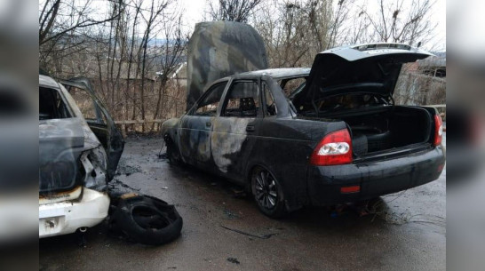 В Боброве возле здания МФЦ сгорели 2 автомобиля