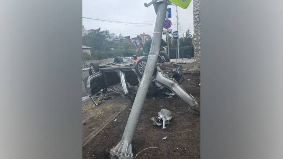 В Воронеже Volkswagen врезался в столб и перевернулся