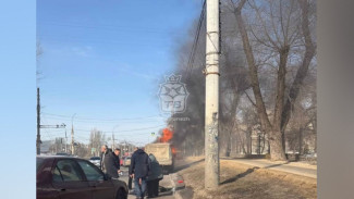 В Воронеже на перекрестке сгорела грузовая «Газель»: пострадал водитель
