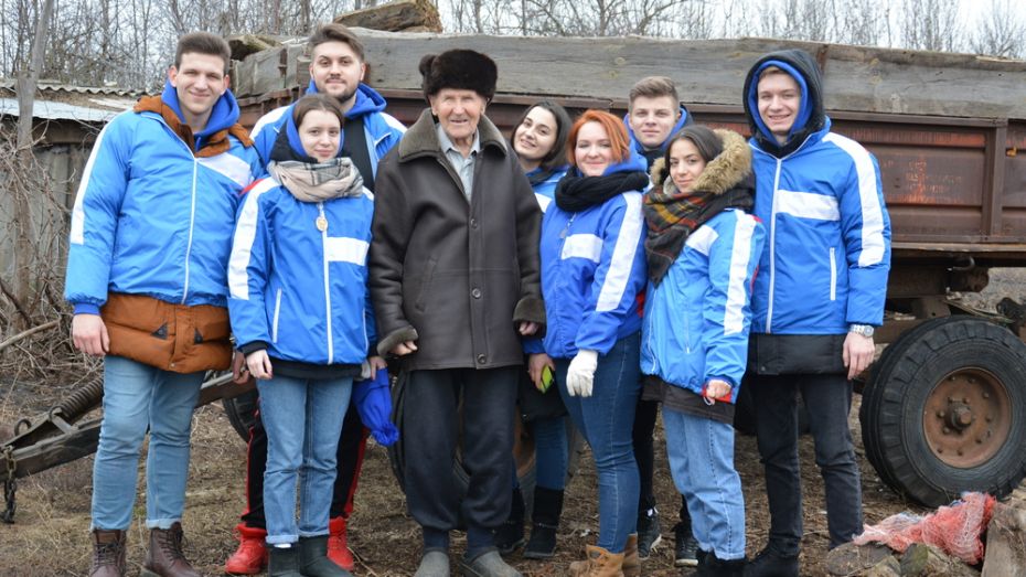 В Острогожском районе воронежские студенты помогают ветеранам и школьникам