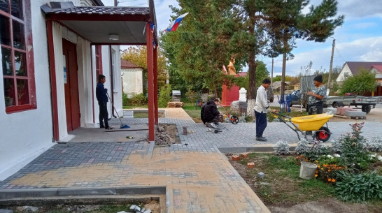 Площадку и дорожки из брусчатки сделали у сельского Дома культуры в Петропавловке