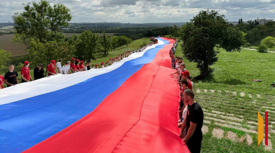 Семилукцы развернули 100-метровый триколор