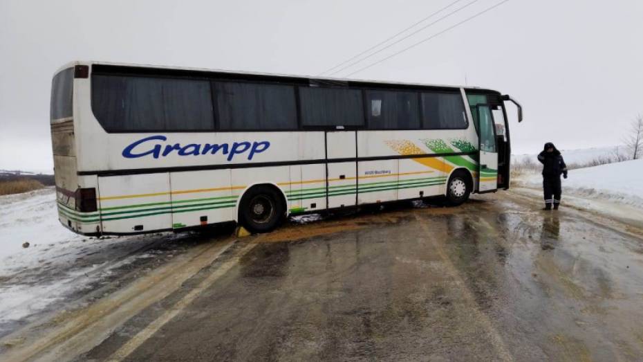 Рейсовый автобус с пассажирами развернуло на обледенелой трассе в Воронежской области