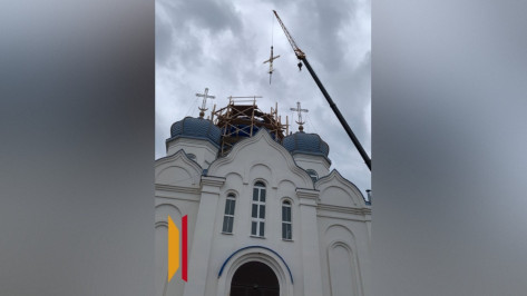 В Панино установили новый крест на центральном куполе Казанского храма