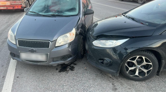 Причиной огромной пробки в Воронеже на улице Антонова-Овсеенко стала массовая авария