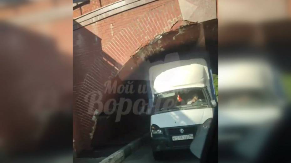 В Воронеже под Каменным мостом застрял очередной грузовик
