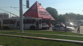 В Воронеже из-за аварии на кольце у Памятника Славы встали троллейбусы