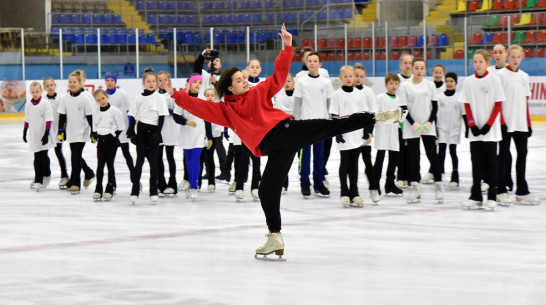 Олимпийская чемпионка Аделина Сотникова провела мастер-класс для воронежских фигуристок