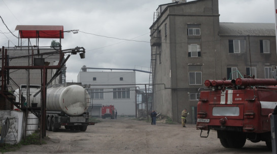Отлетевшая искра стала причиной пожара на маслозаводе в Воронежской области