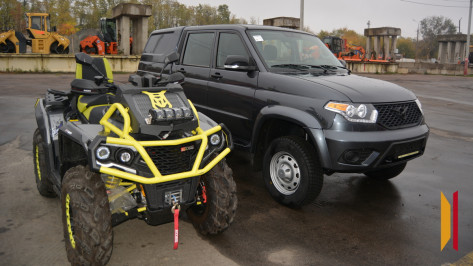 Воронежские власти передали бойцам СВО технику и стройматериалы