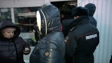 В Воронеже полиция задержала закрывшегося в павильоне Остужевского рынка торговца