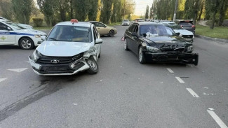 В Воронеже на улице Героев Сибиряков столкнулись «Лада Гранта» и BMW: пострадали 2 человека