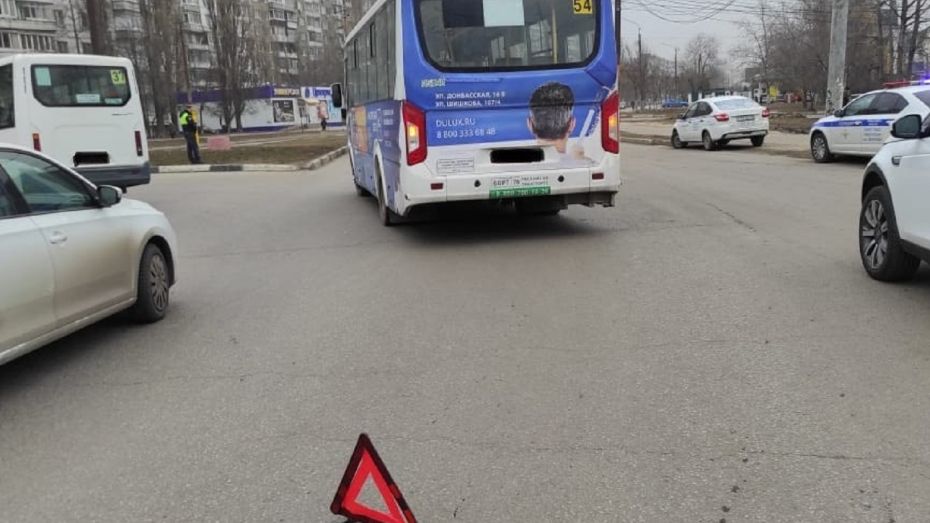 Ford врезался в автобус с пассажирами на кольце в Воронеже: пострадала пенсионерка