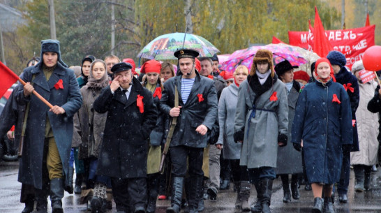 В Борисоглебске прошло революционное шествие 