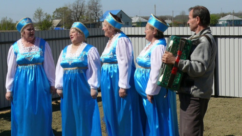 Верхнемамонская агитбригада дала концерт для временных переселенцев с Юго-Востока Украины