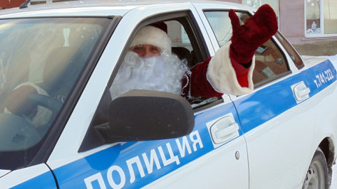 Полицейские Деды Морозы навестят детей из неблагополучных семей Воронежской области 