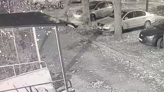 В Воронеже мужчина поджег Ford соседки под камерой