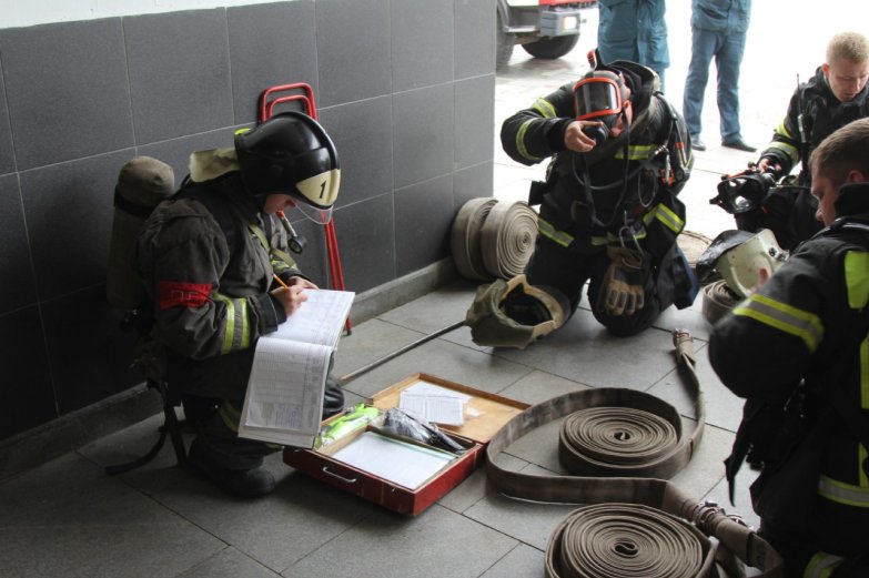 «Ломавшиеся машины» и «потерявшиеся пожарные» усложнили учения воронежских спасателей