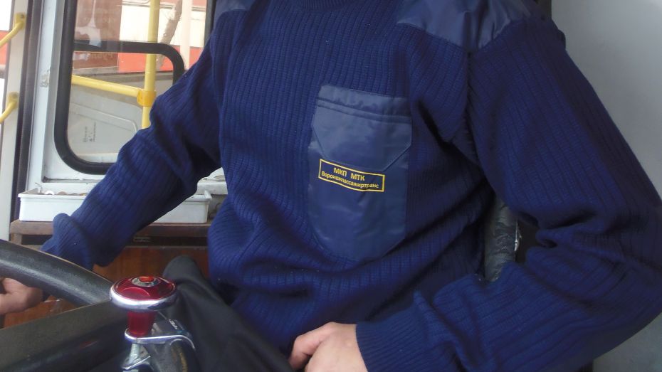 Водителей общественного транспорта Воронежа нарядили в синие свитера