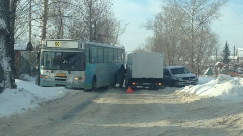Автобус №90 попал в ДТП на окраине Воронежа