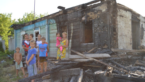 Многодетная семья из Воронежской области после пожара осталась без жилья