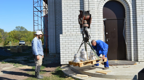 На звоннице строящегося храма в панинском селе Чернавка установили 7 колоколов