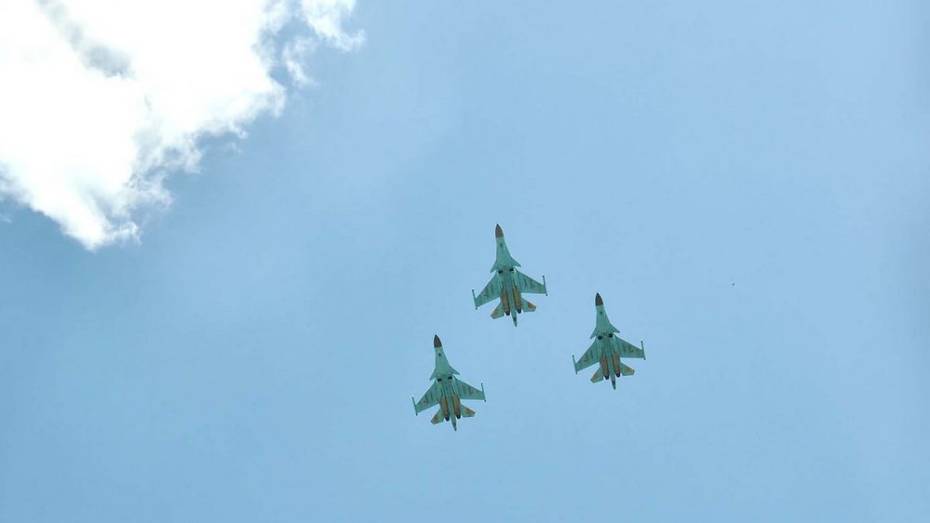 Летчики смешанного авиационного полка пролетели над  Бутурлиновкой в День Победы