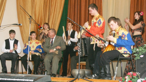 Музыканты калачеевского ансамбля освоили игру на пиле, топоре и чугунке