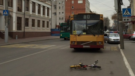 В Воронеже автобус сбил 7-летнюю девочку на «зебре»