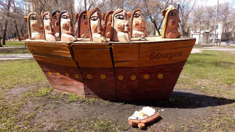В воронежском парке неизвестные сломали деревянную скульптуру художника Сергея Горшкова