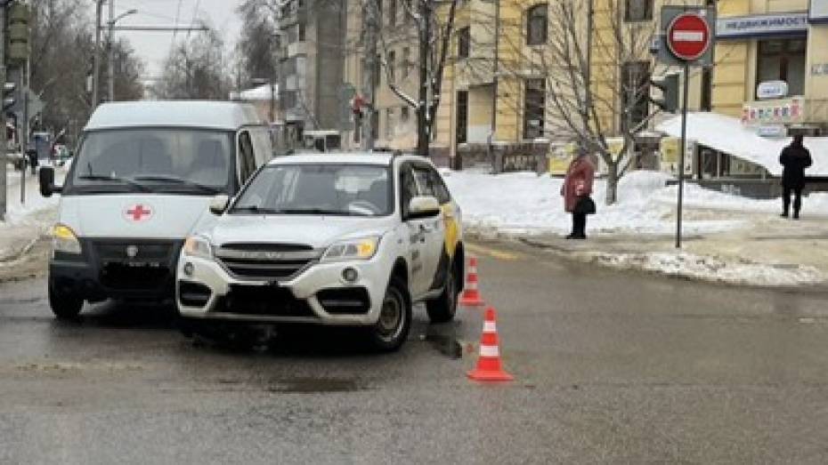 В центре Воронежа автомобиль медпомощи попал в ДТП: 2 женщины пострадали