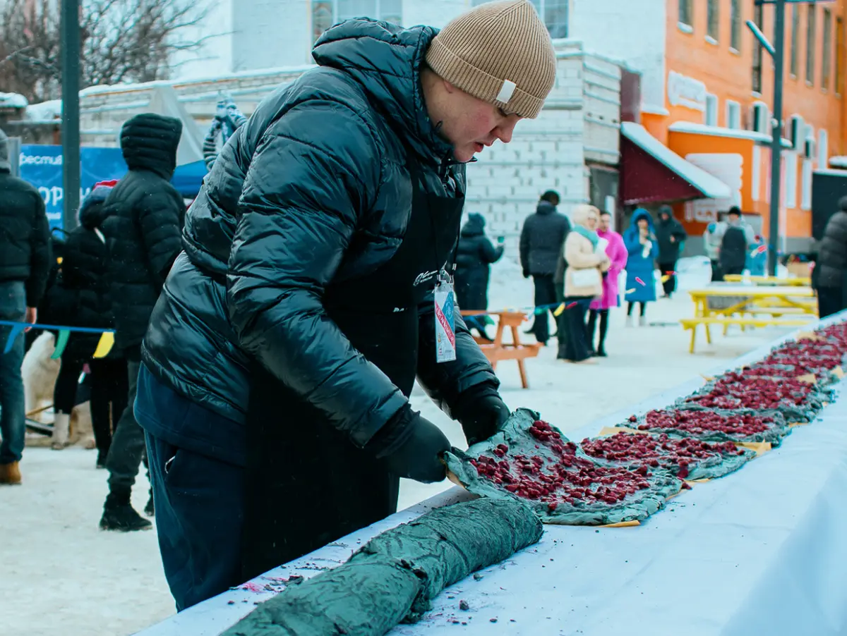 Кулинарный рекорд. В Воронеже приготовили меренговый рулет длиной 103 метра