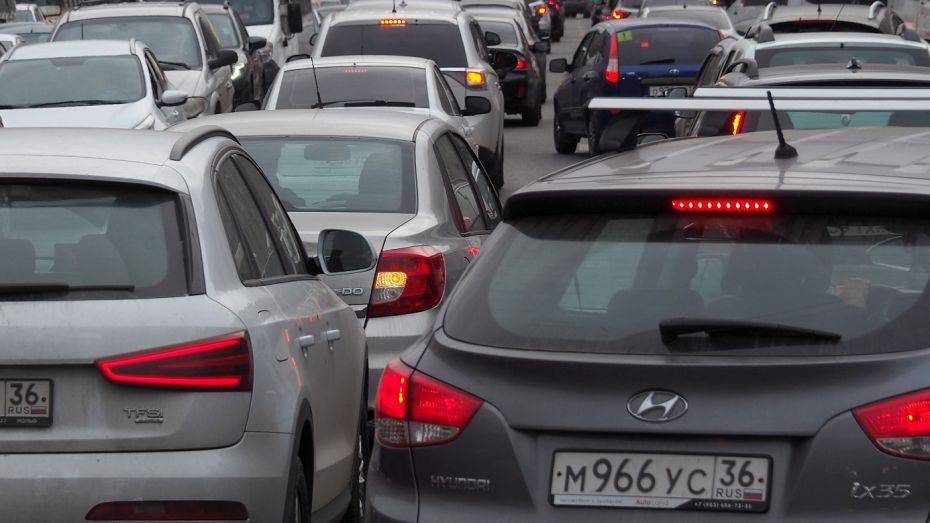Сломавшийся автомобиль заблокировал полосу Остужевского кольца в Воронеже