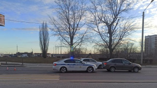 В Воронеже автомобиль «Лада Гранта» сбил на переходе 74-летнюю женщину