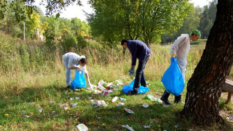 Студенты и школьники из Кантемировки вывезли с берегов Коммунаровского пруда пять прицепов мусора